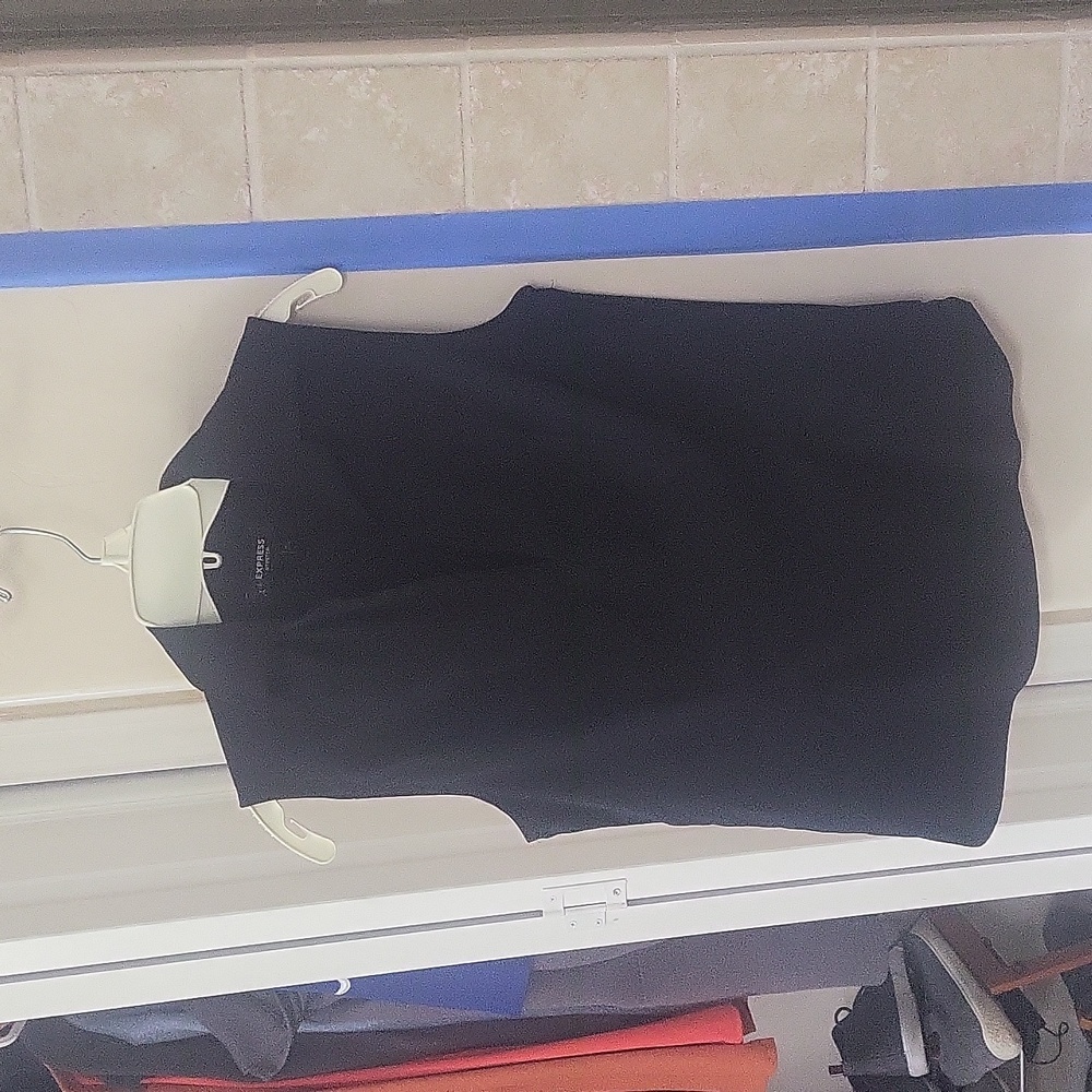 Black sleevless top